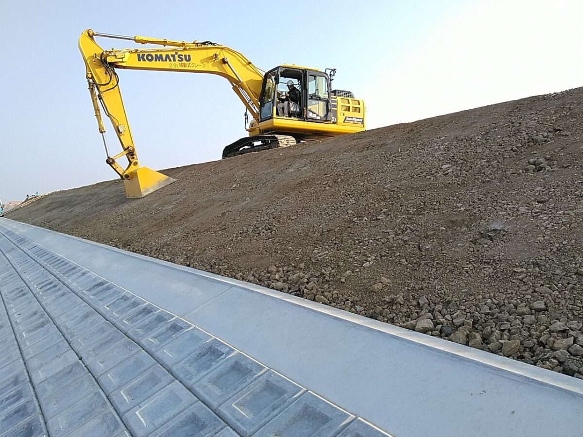 海部建設株式会社の河川/海岸工事（中小河川改良工事（防災安全） 地盤沈下対策河川緊急整備工事　合併工事（ICT土工・希望１型））