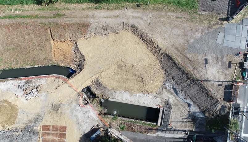海部建設株式会社の道路工事(中小河川改良工事(防災安全))